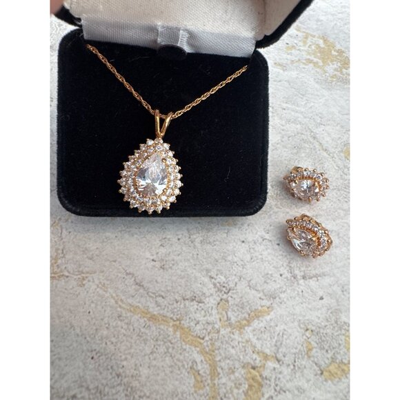 Vintage Pear Shaped Jewelry Set Clip On Earrings and Necklace Gift - Picture 3 of 8